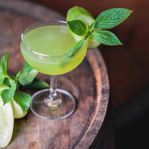 Gimlet z okurky a bazalky